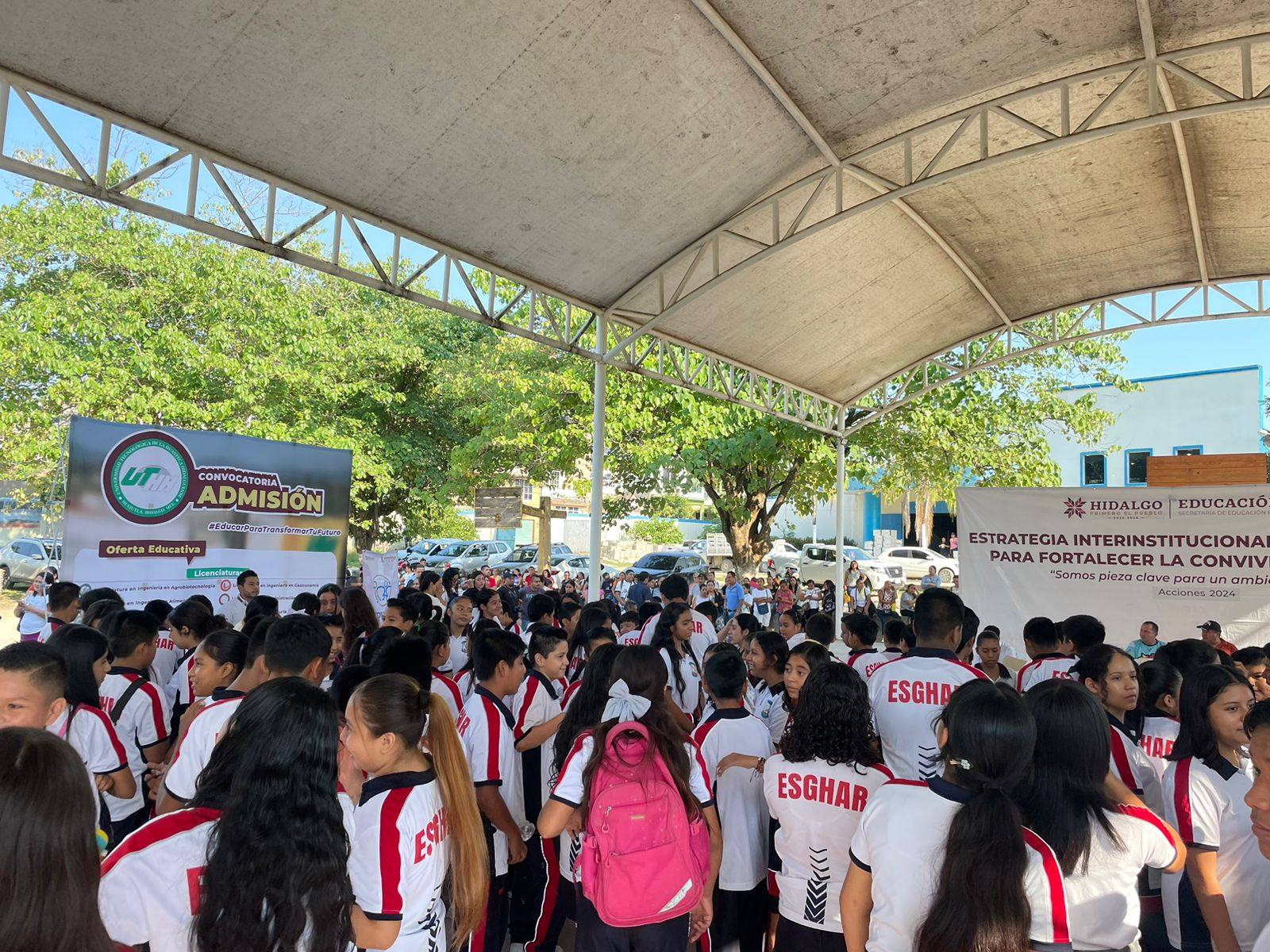 Personal de la Universidad Tecnolgica de la Huasteca Hidalguense presente en el evento 